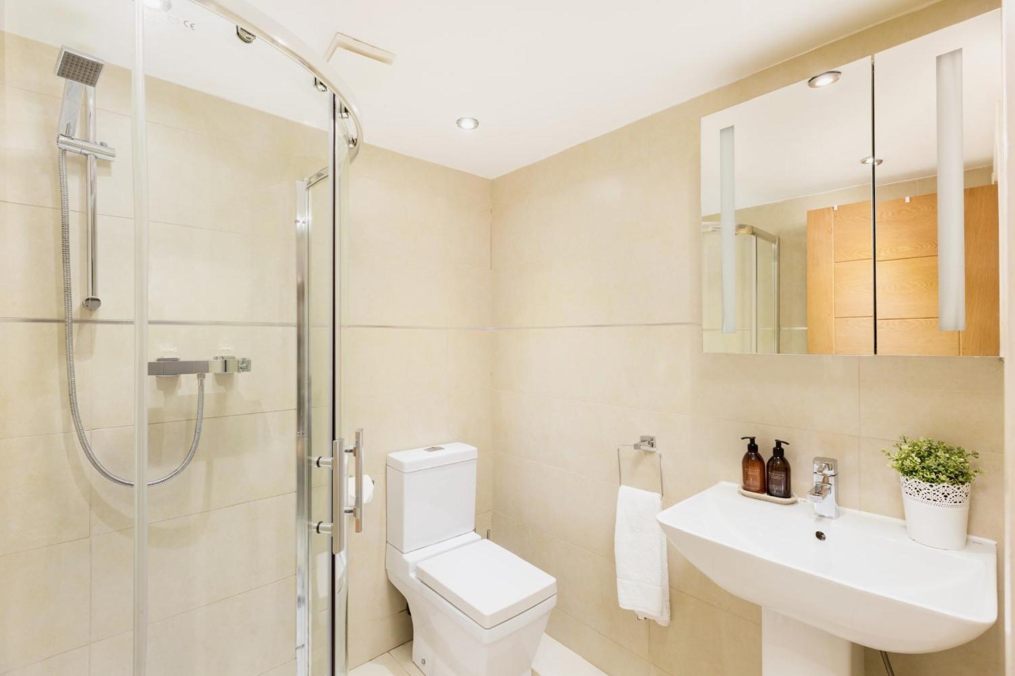 High End Luxury Townhouse In Jq, 4 Bedrooms, Flat Screen Tv In All Rooms, Free Parking, Near Birmingham City Centre Deposit Required المظهر الخارجي الصورة
