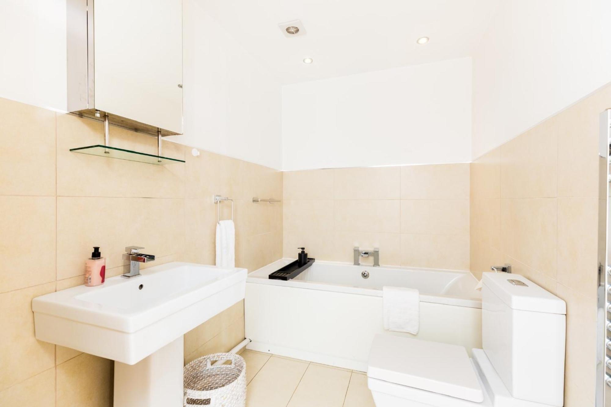 High End Luxury Townhouse In Jq, 4 Bedrooms, Flat Screen Tv In All Rooms, Free Parking, Near Birmingham City Centre Deposit Required المظهر الخارجي الصورة