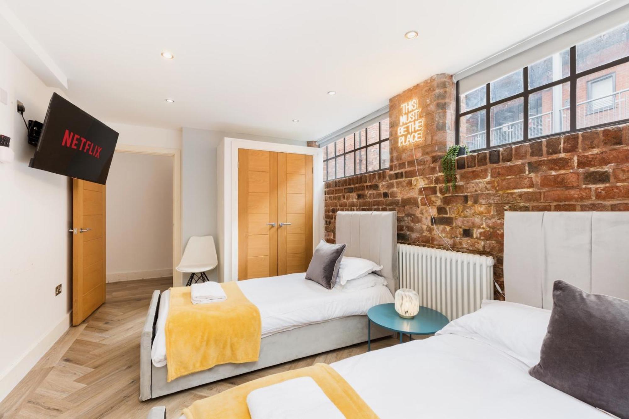 High End Luxury Townhouse In Jq, 4 Bedrooms, Flat Screen Tv In All Rooms, Free Parking, Near Birmingham City Centre Deposit Required المظهر الخارجي الصورة