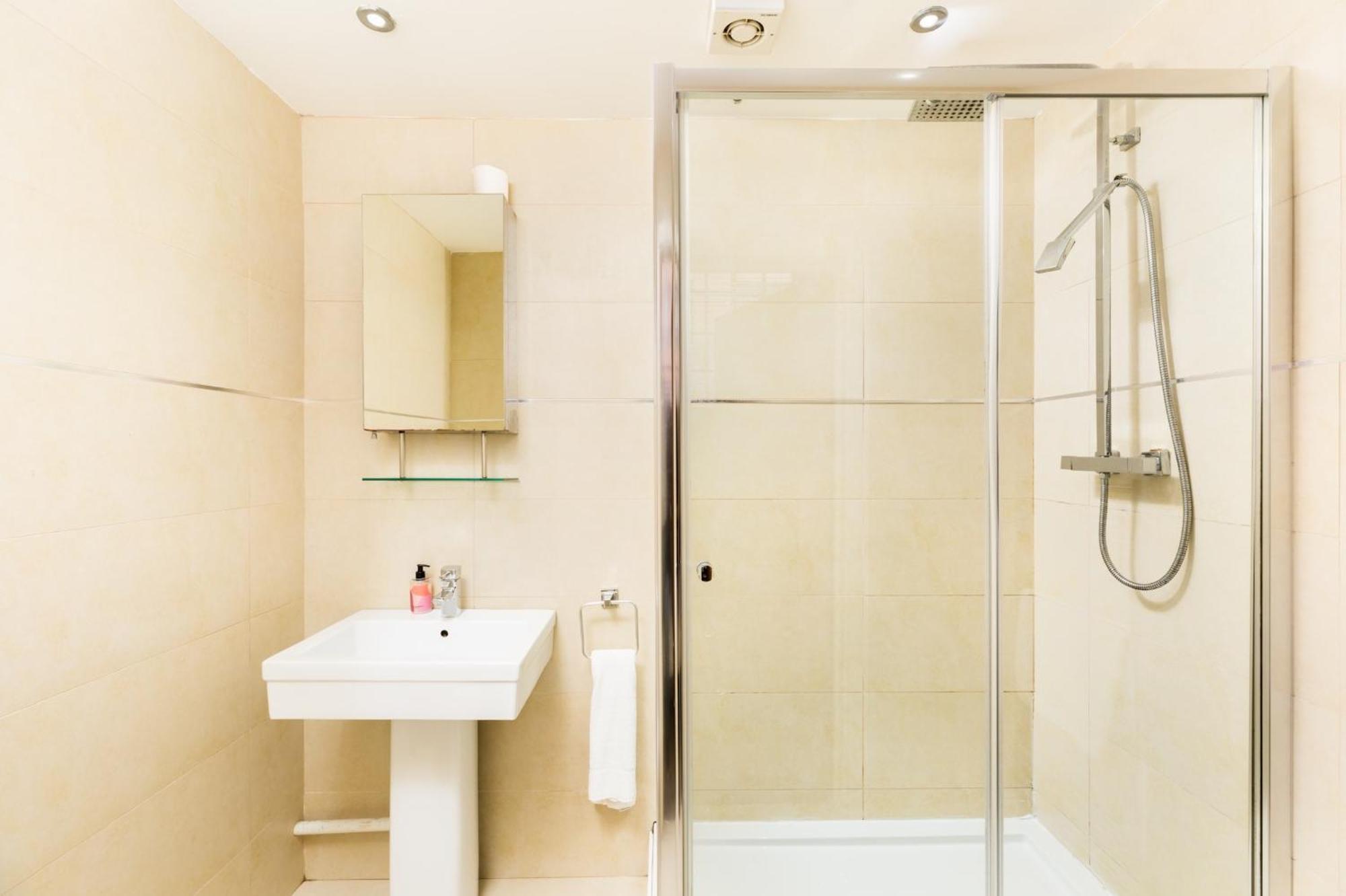 High End Luxury Townhouse In Jq, 4 Bedrooms, Flat Screen Tv In All Rooms, Free Parking, Near Birmingham City Centre Deposit Required المظهر الخارجي الصورة