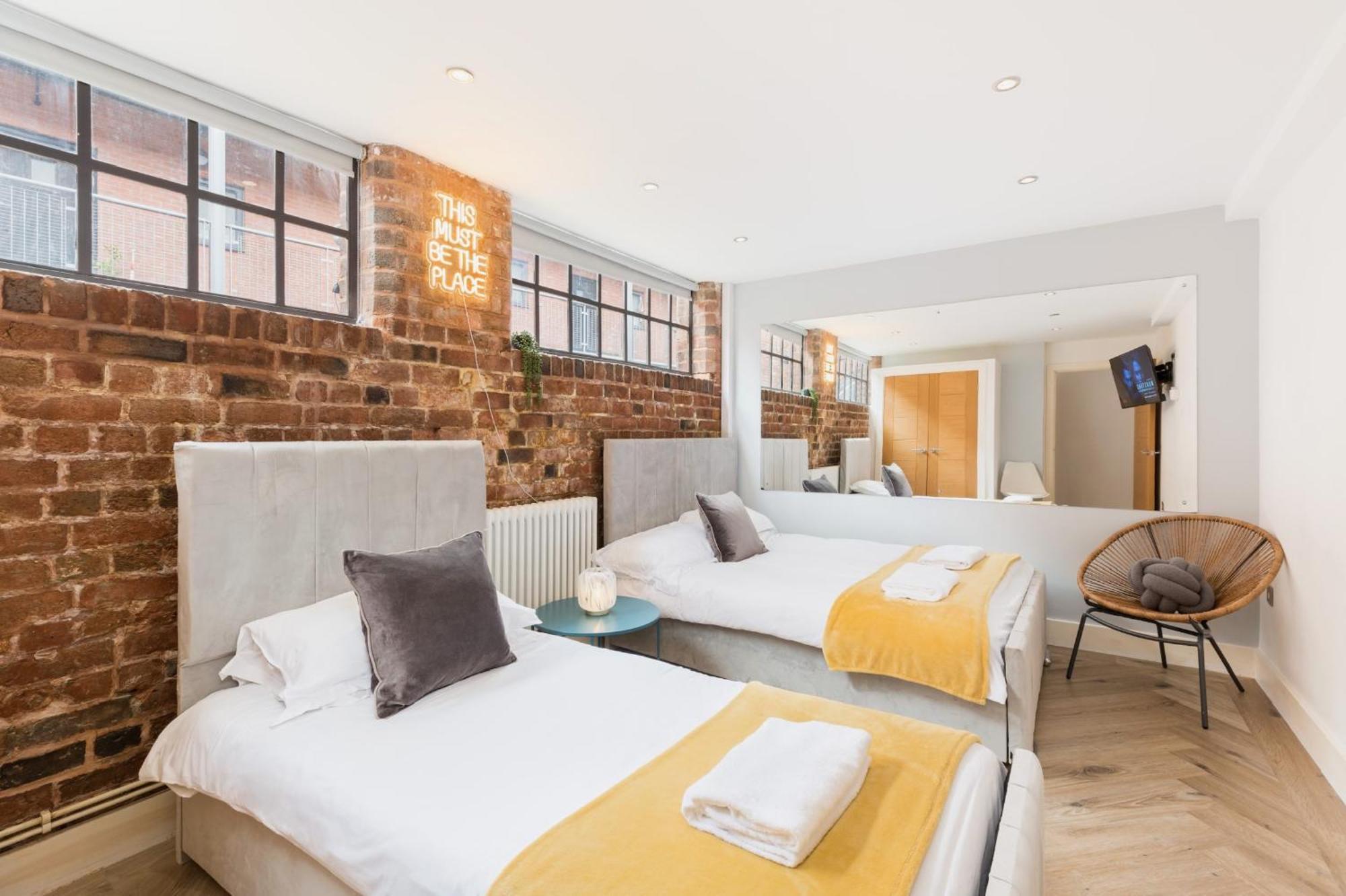 High End Luxury Townhouse In Jq, 4 Bedrooms, Flat Screen Tv In All Rooms, Free Parking, Near Birmingham City Centre Deposit Required المظهر الخارجي الصورة