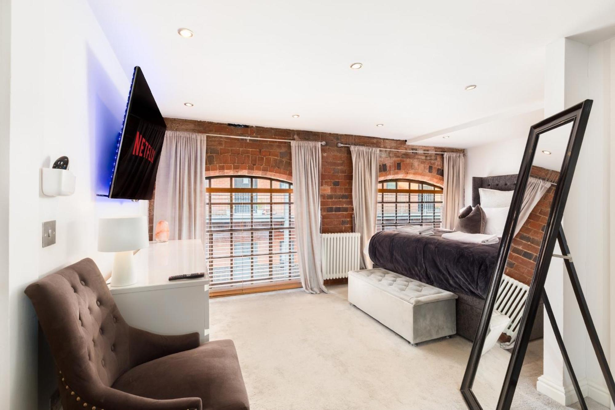 High End Luxury Townhouse In Jq, 4 Bedrooms, Flat Screen Tv In All Rooms, Free Parking, Near Birmingham City Centre Deposit Required المظهر الخارجي الصورة